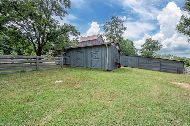 view of yard with an outdoor structure