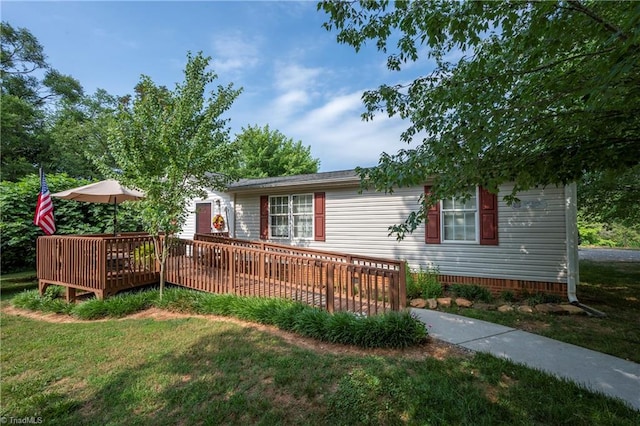 view of front of house featuring a wooden deck and a front yard