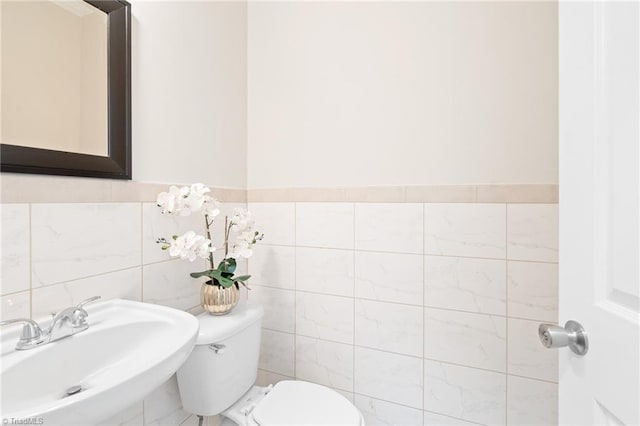 7 Pilot Ridge Ct, Greensboro, NC 27407 - bathroom with toilet, a sink, and tile walls