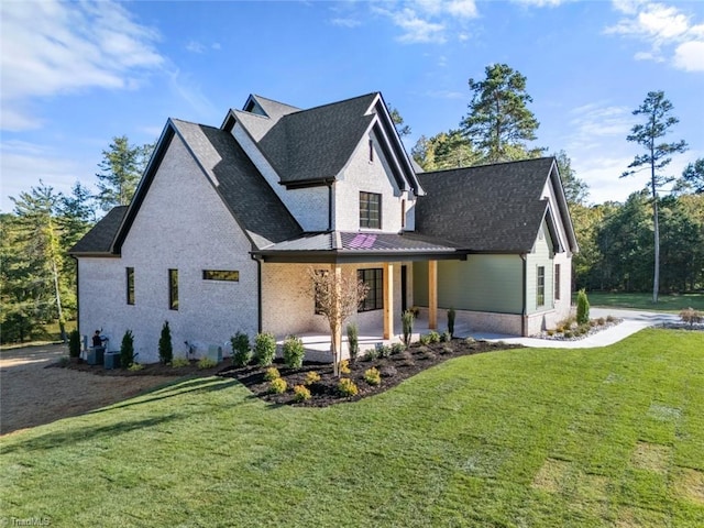 view of front of home featuring a front lawn