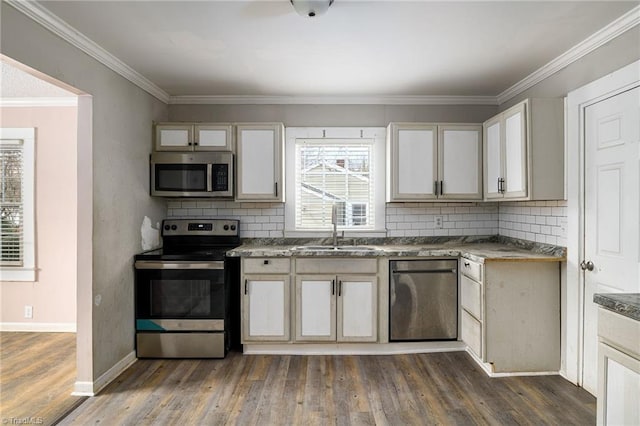 kitchen featuring dark wood-style floors, appliances with stainless steel finishes, and backsplash