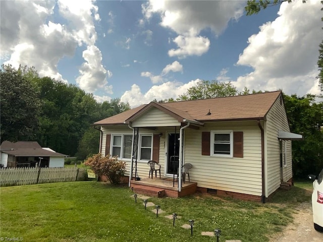 view of front of property featuring crawl space, fence, and a front yard