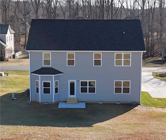 view of front facade featuring a front yard