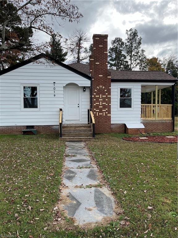 view of front of home featuring a front yard