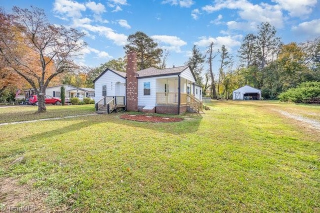 view of front of house featuring a front lawn