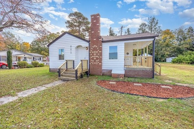 view of front of house featuring a front lawn