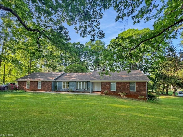 ranch-style home featuring brick siding and a front yard