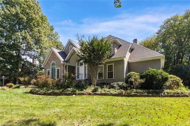 view of front facade with a front lawn