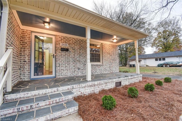 property entrance featuring a porch