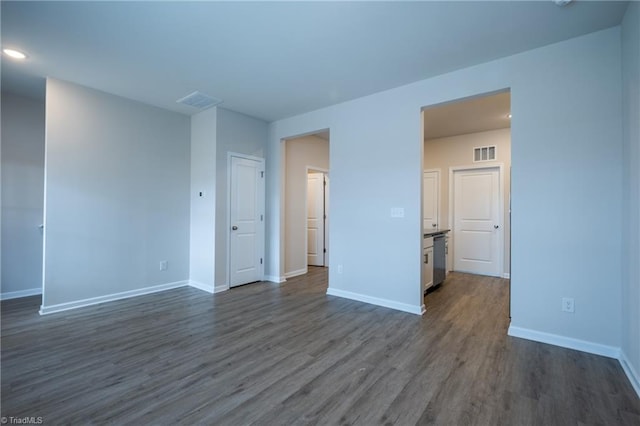 empty room featuring baseboards, visible vents, dark wood-type flooring, and recessed lighting