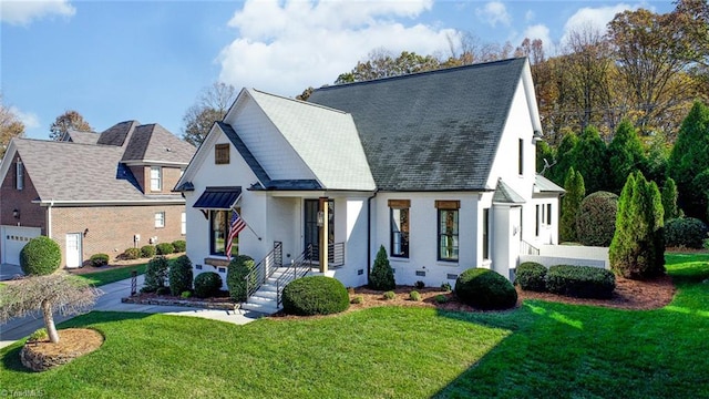 view of front of property featuring a front lawn