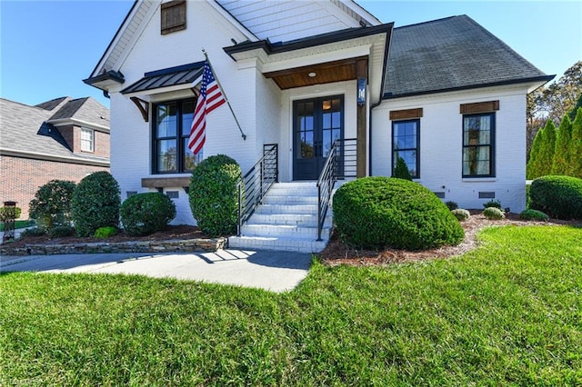 view of front of property featuring a front lawn