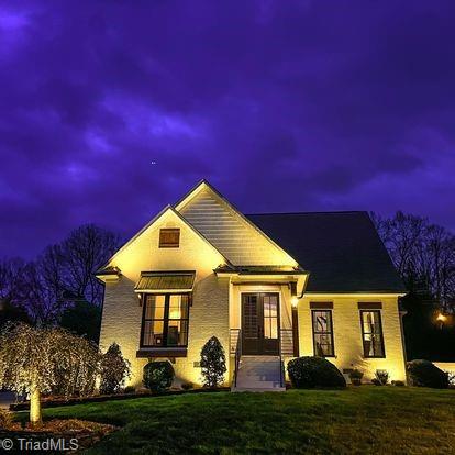 view of front of home featuring a front lawn