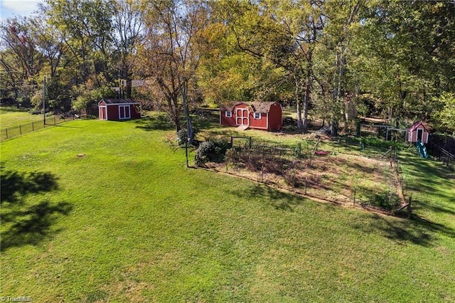 view of yard with a storage shed