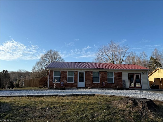 single story home featuring a front lawn