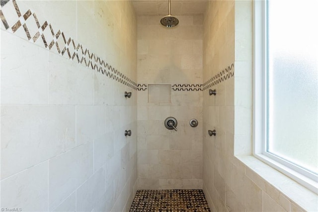 bathroom featuring tiled shower