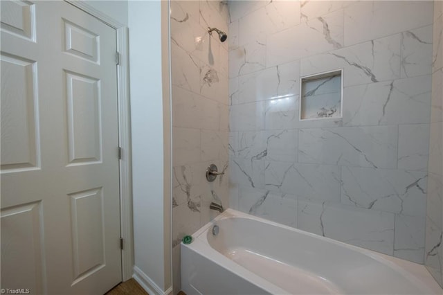 bathroom with tiled shower / bath combo