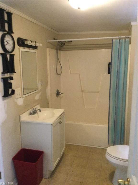 full bathroom featuring shower / bathtub combination with curtain, vanity, toilet, and crown molding