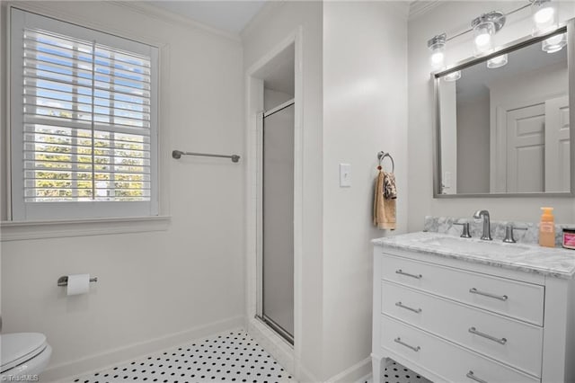full bathroom featuring toilet, plenty of natural light, a stall shower, and baseboards