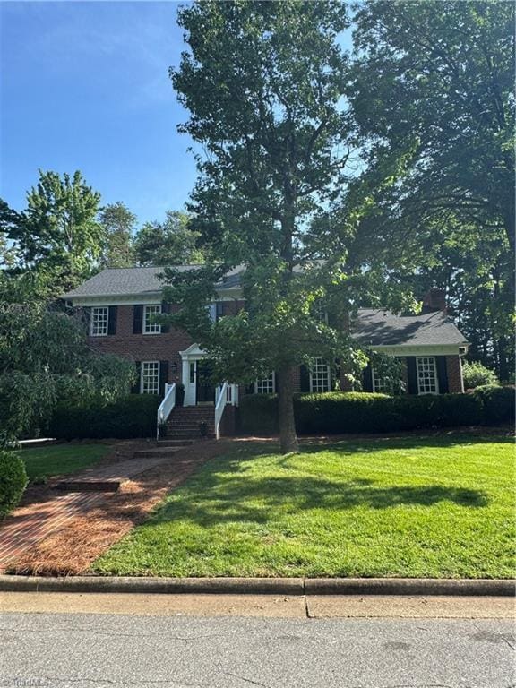 3310 Wedgewood Pl, Greensboro, NC 27403 - colonial inspired home with a front yard and brick siding
