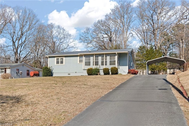 view of front of home featuring a front yard and a carport