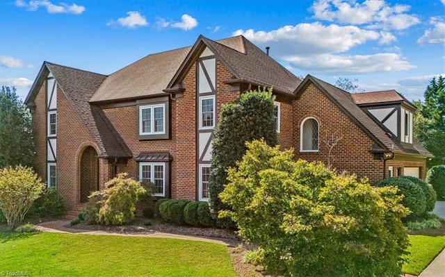 view of front of home featuring a front yard