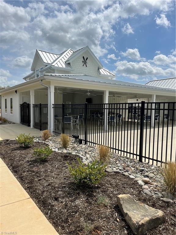 516 Raspberry Hill Rd, Winston-Salem, NC 27106 - surrounding community with fence