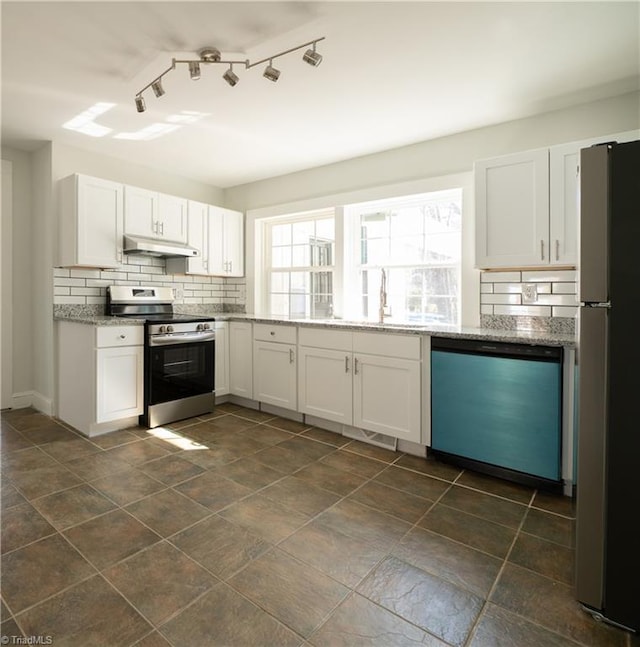 1473 Briarcliff Dr, Asheboro, NC 27205 - kitchen with under cabinet range hood, stainless steel appliances, decorative backsplash, and a sink