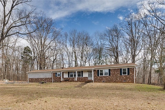 single story home with a front lawn