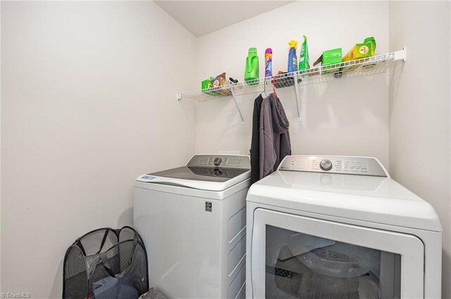 417 Daniel Dr, Lexington, NC 27295 - laundry room featuring washing machine and dryer