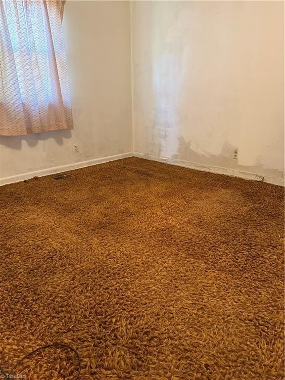 1611 Willow Rd, Greensboro, NC 27401 - carpeted empty room with baseboards