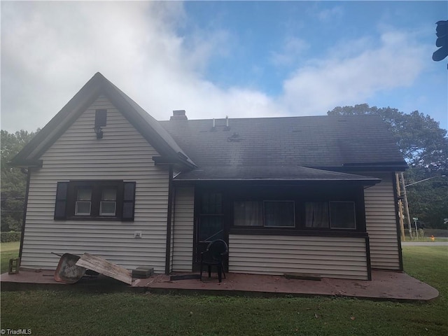 back of house featuring a lawn