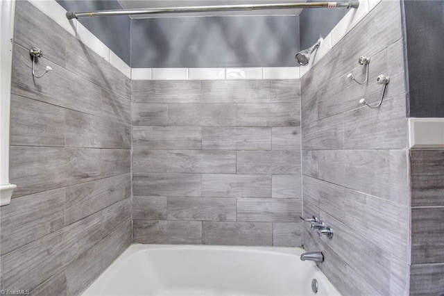 bathroom featuring tiled shower / bath