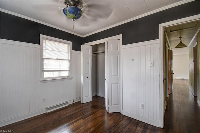 unfurnished bedroom with ceiling fan, ornamental molding, dark hardwood / wood-style floors, and a closet