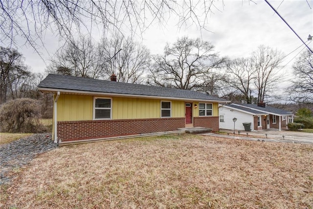 single story home with a front yard