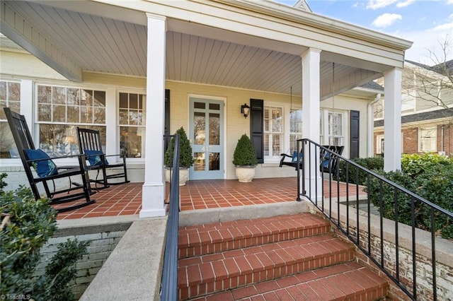 property entrance featuring a porch