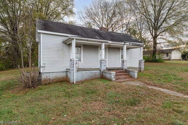 view of front of house with a front lawn