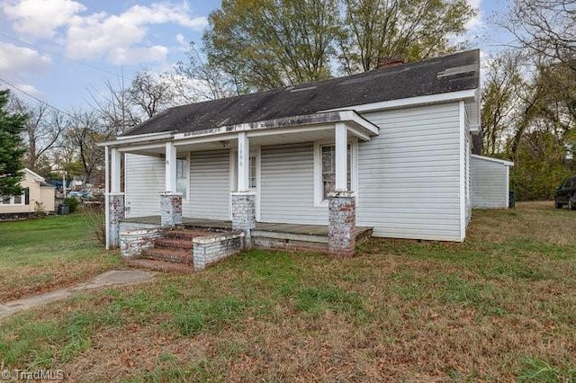 bungalow with a front lawn and covered porch