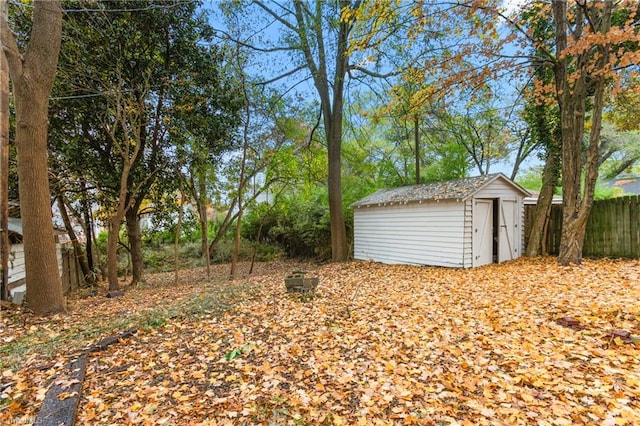 view of yard featuring a shed