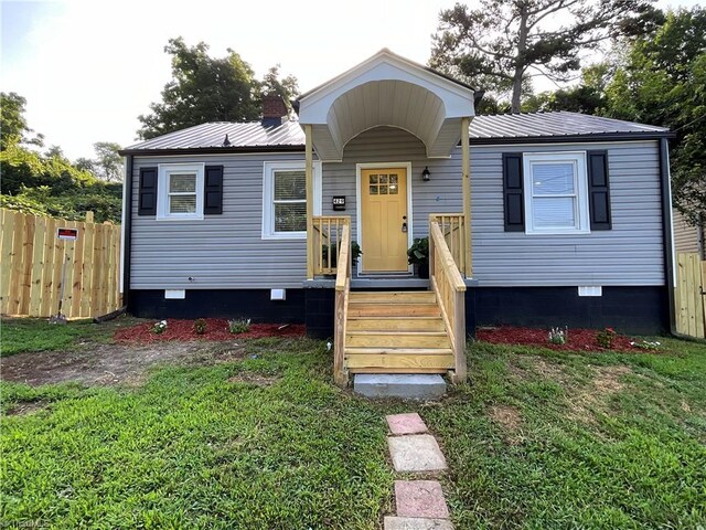 view of front facade with a front yard