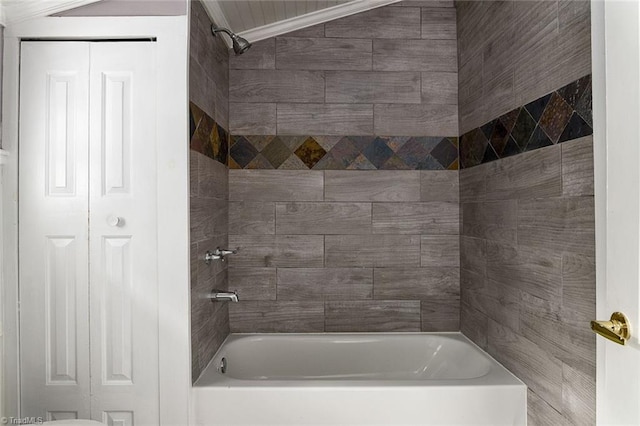 bathroom with tiled shower / bath