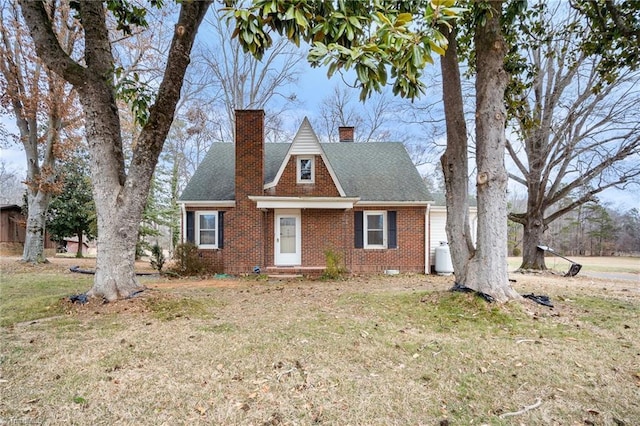 view of front of property with a front yard