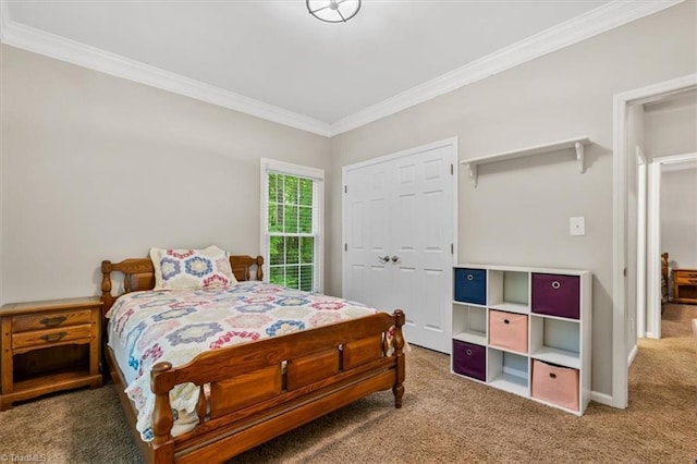 bedroom featuring a closet, carpet flooring, baseboards, and ornamental molding