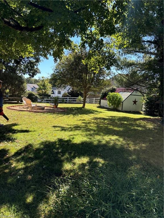 view of yard featuring an outdoor structure