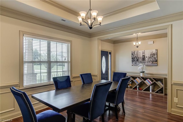 dining room with visible vents, a tray ceiling, and a notable chandelier