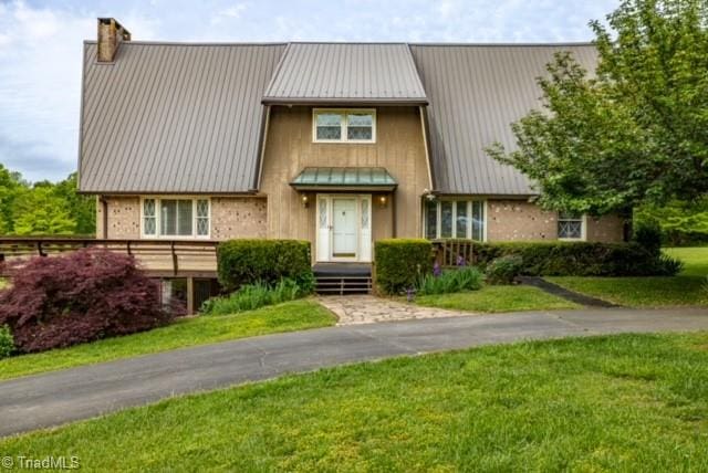 view of front of property with a front yard