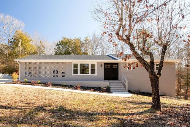 single story home with a front yard