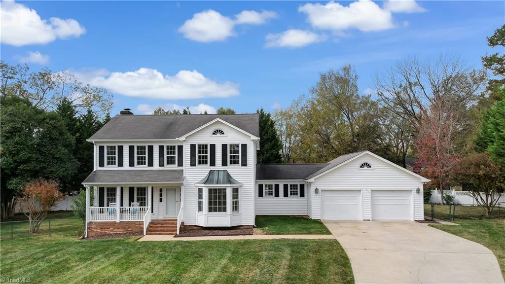 view of front of home with covered porch and a front yard