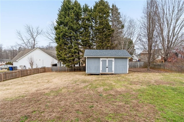 view of yard with a storage unit