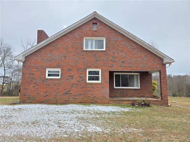 view of side of property featuring a lawn